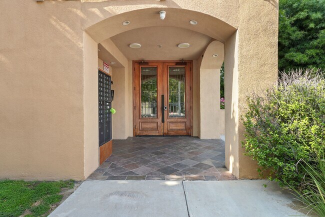 Building Photo - 5303 Satsuma Ave