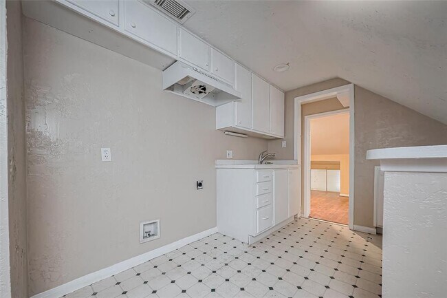Building Photo - 4015 Black Locust Dr