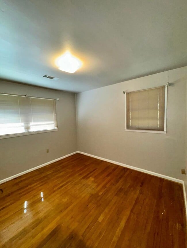 Building Photo - 3 Bed 2 Bath Brick Home - Move In Ready