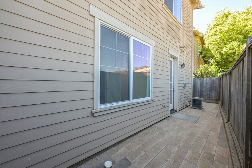 Building Photo - 12 Merrydale Ct