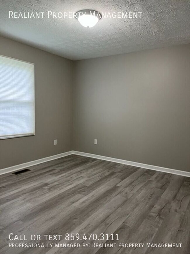 Building Photo - 620 Barefoot Dr