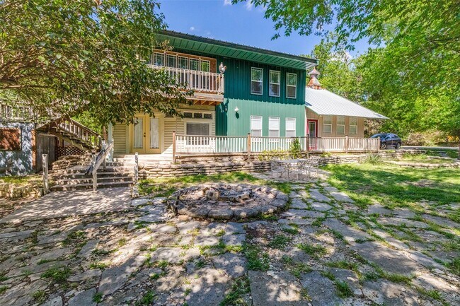 Building Photo - 1005 Center Cir