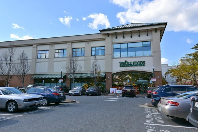 Building Photo - 1 Bed + 1 FB / Luxury Living in the heart ...