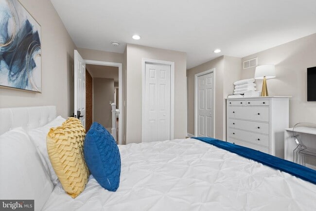 Building Photo - 2235 E Chase St