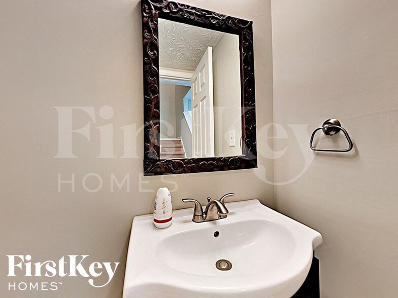 Building Photo - 2600 Stratford Ln