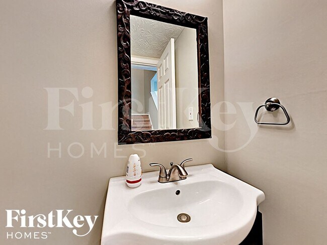 Building Photo - 2600 Stratford Ln