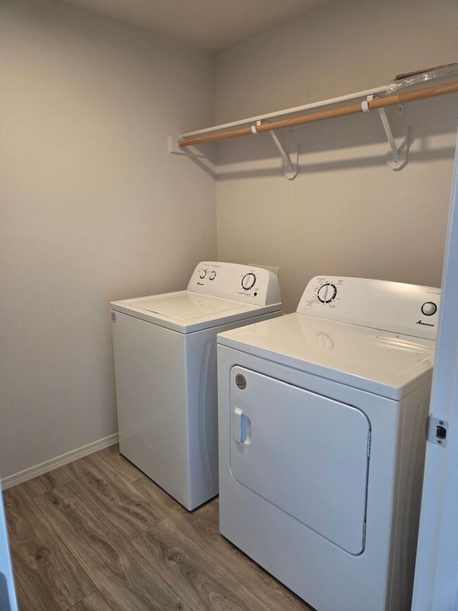 Building Photo - 2-story 3 bed 2.5 bath with garage