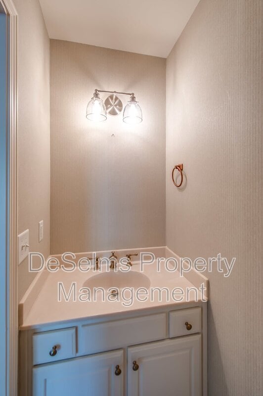 Building Photo - 1625 Brentwood Pointe
