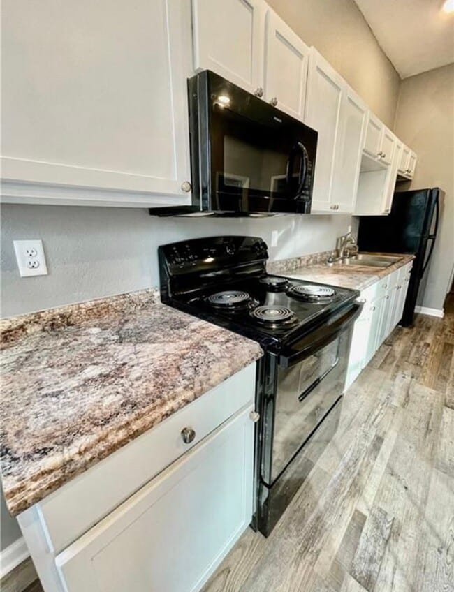Building Photo - 323 N Ash-