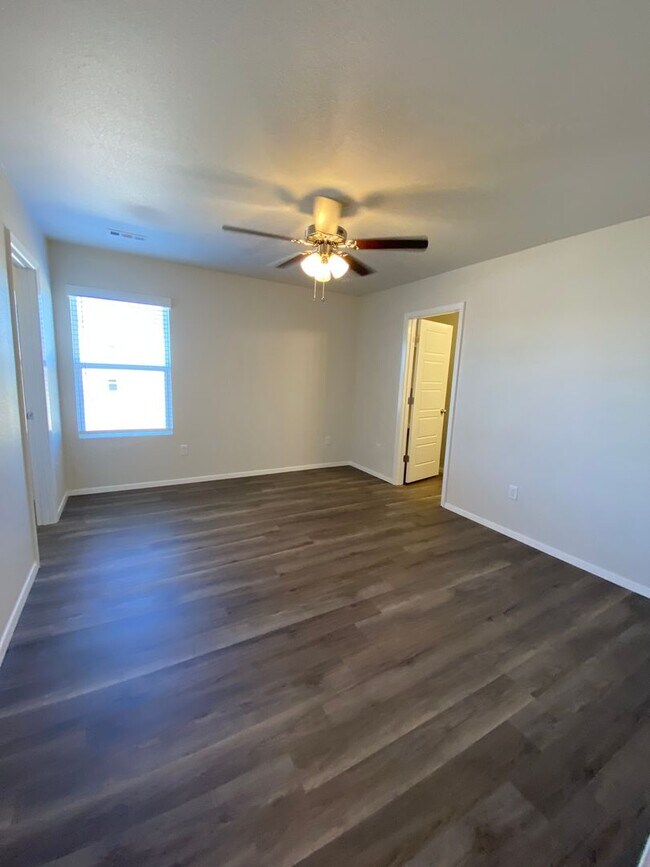 Building Photo - AVAILABLE TODAY! — Comfort & Style -  3 Bed, 2.5 Bath Duplex in Lawlis Ranch