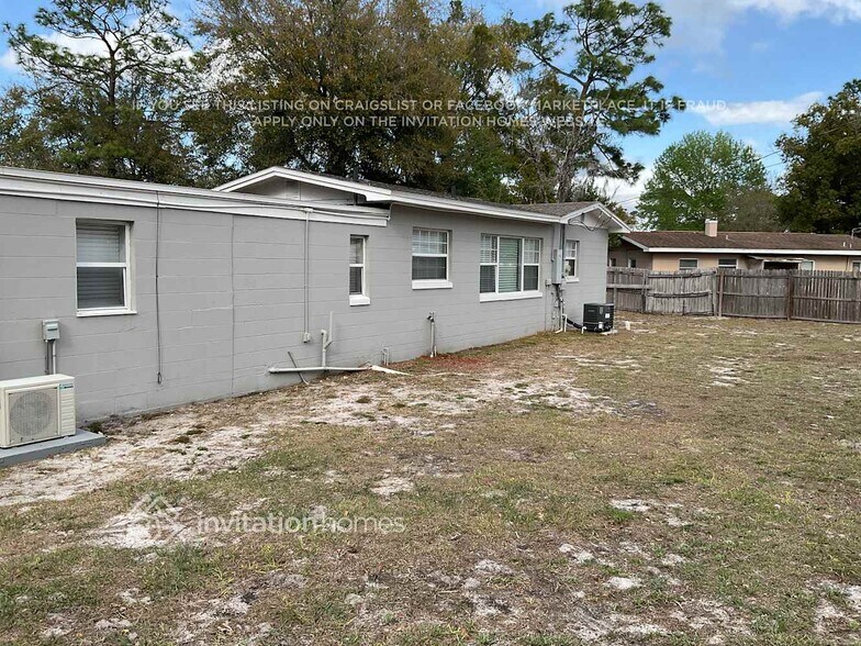 Building Photo - 450 Iris Rd