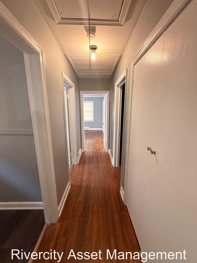 Building Photo - DUPLEX WITH NICE AMENTIES!!!! Section 8 We...