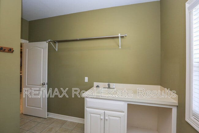 Building Photo - 5602 S Bent Tree Dr