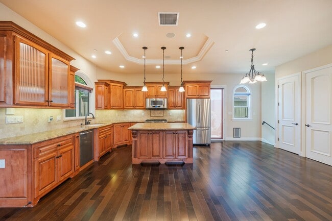 Building Photo - Luxury Detached Townhome in Redondo Beach