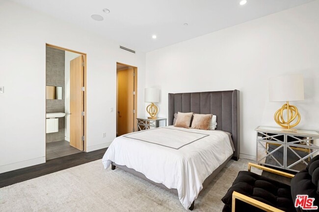 Building Photo - 853 N Kilkea Dr