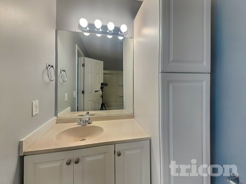 Building Photo - 244 Chastain Way