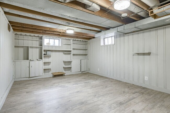 Building Photo - Happy Hollow 3 Bedroom!!