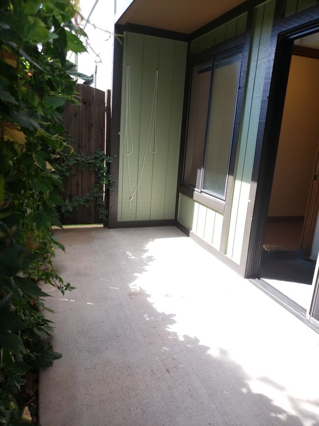 Building Photo - Spacious Two Bedroom/Two Bath