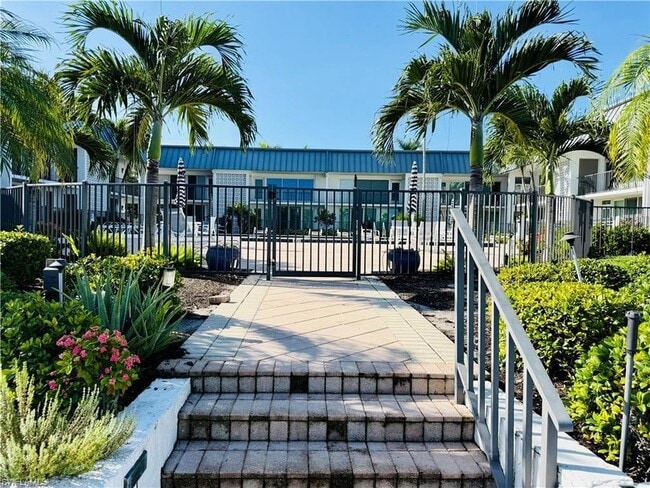 Building Photo - 333 Harbour Dr