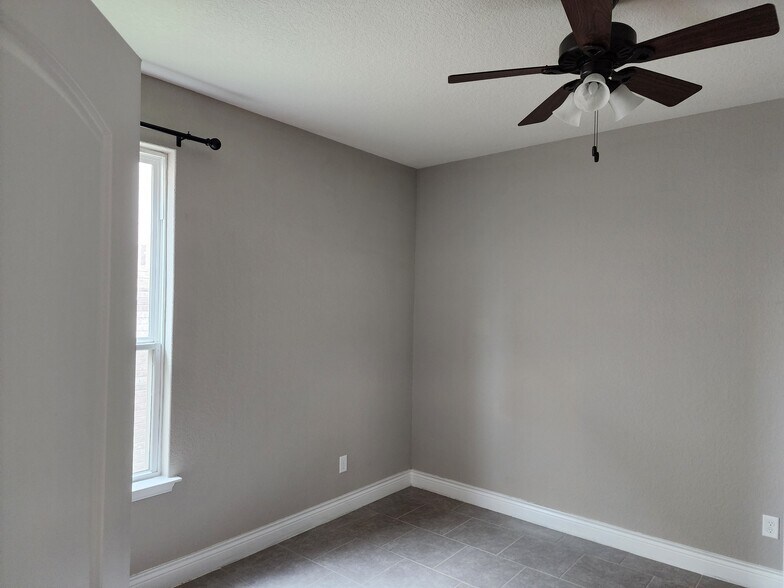 Building Photo - 27423 Paraiso Sands