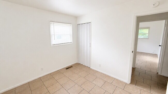 Building Photo - WEST SIDE 3 BEDROOM RANCH HOME AVAILABLE NOW!