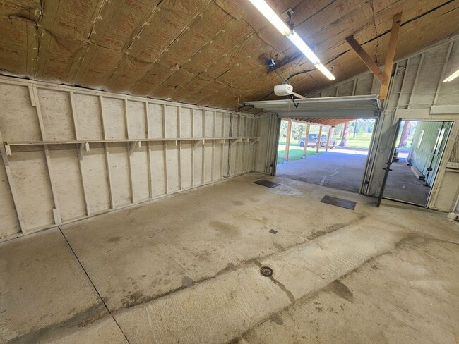 Building Photo - Awesome single-level studio with ample sto...