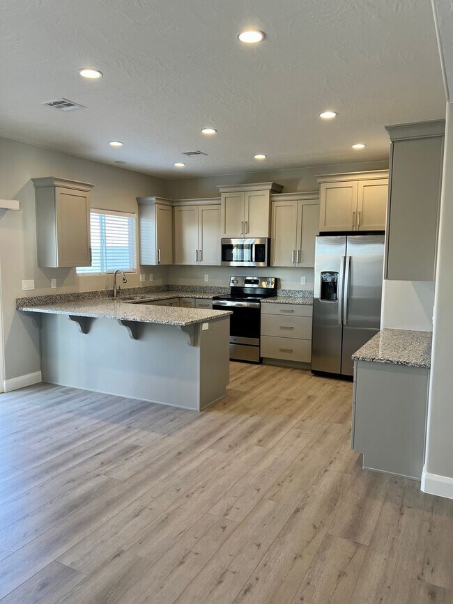 Primary Photo - Beautiful 3 bedroom, 2.5 bathroom townhome!!