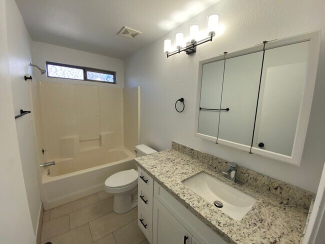 Building Photo - Renovated Super Sharp 3 bedroom, 2 bathroo...