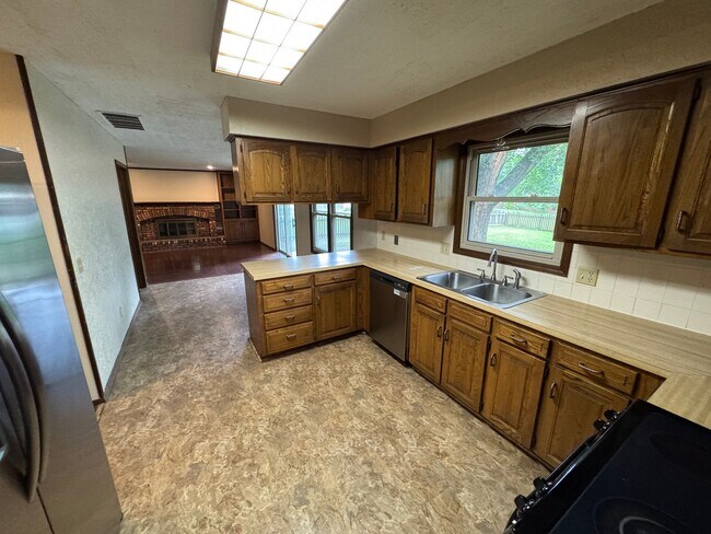 Building Photo - Great Springfield Home in Kickapoo School ...