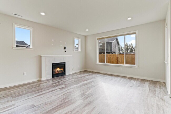 Building Photo - Bueaitful 4 bedroom home with 1 bed 1 bath MIL!