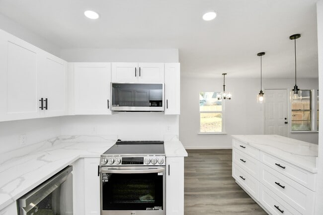Building Photo - 7022 Castleview Ln