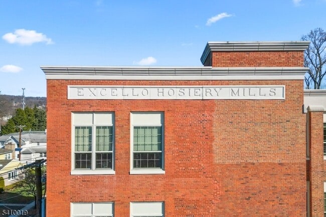 Building Photo - 33 Forest Ave