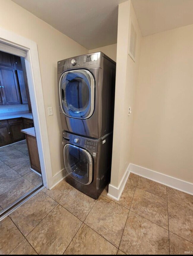 Bathroom- Main Level - 1003 E Washington St