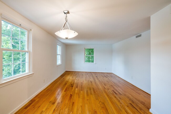 Building Photo - Charming 1BR/1BA Conveniently Located in Silver Spring
