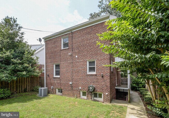 Building Photo - 5231 Western Ave NW