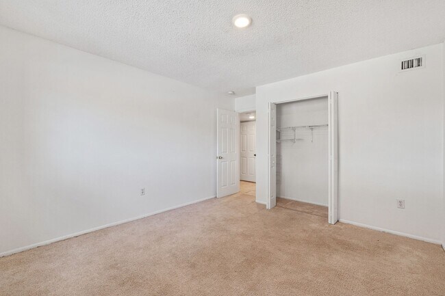 Building Photo - Charming 3-Bedroom, 2-Bathroom Condo in De...