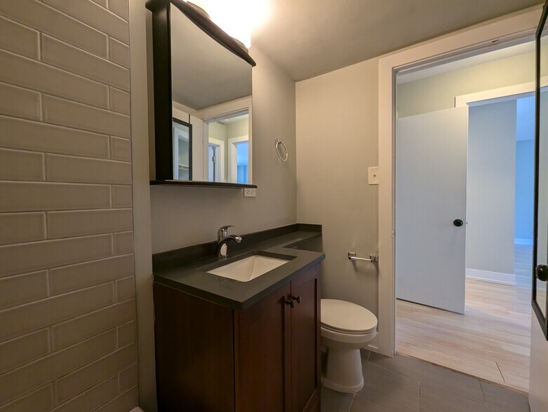 Building Photo - 429 W Wellington Ave