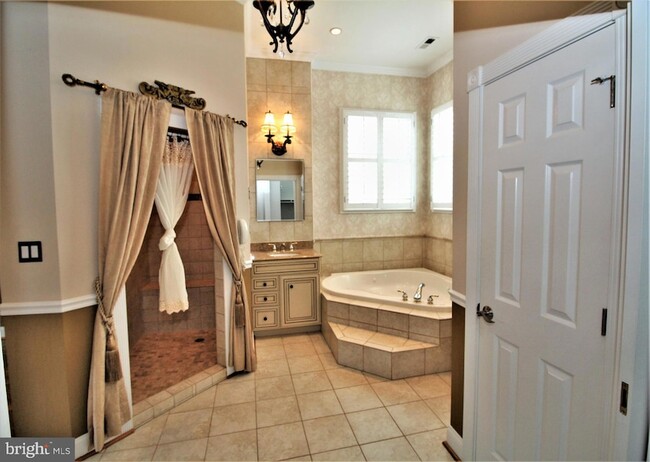 Building Photo - 5905 Lone Oak Dr