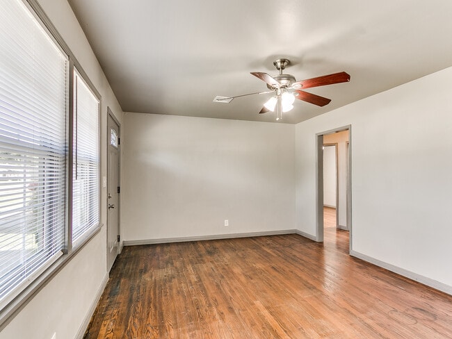 Building Photo - 302 Russell Dr