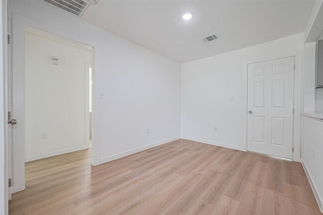 Building Photo - 606 Cresline St
