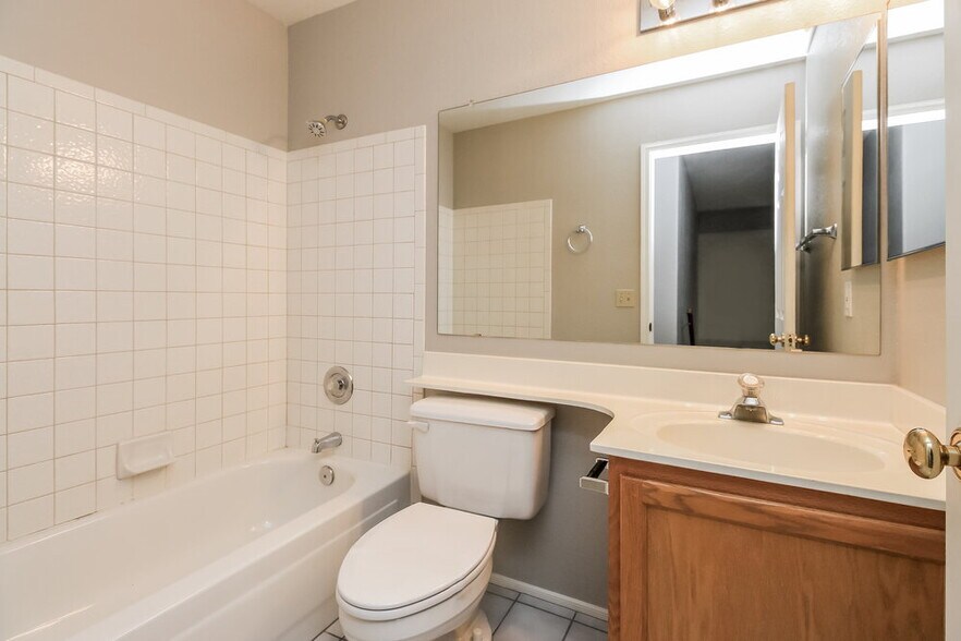 Building Photo - 441 S Maple