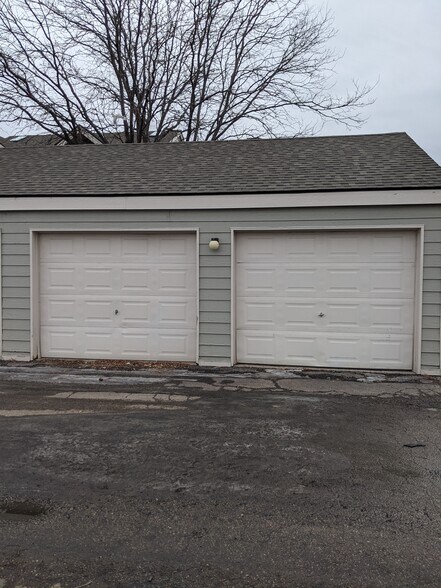 Detached garage - 2929 Ross Dr