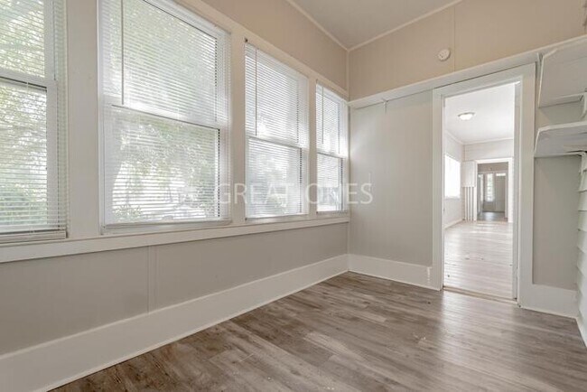 Building Photo - 218 N Lee St