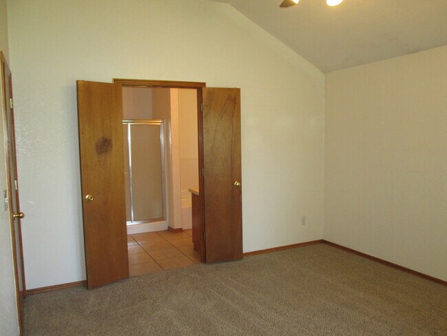 Building Photo - PRELEASING - July 2026 - (3) Bed/(2) Bath ...