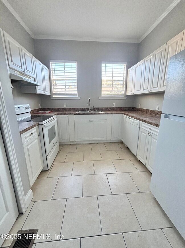 Building Photo - 311 E 6th St