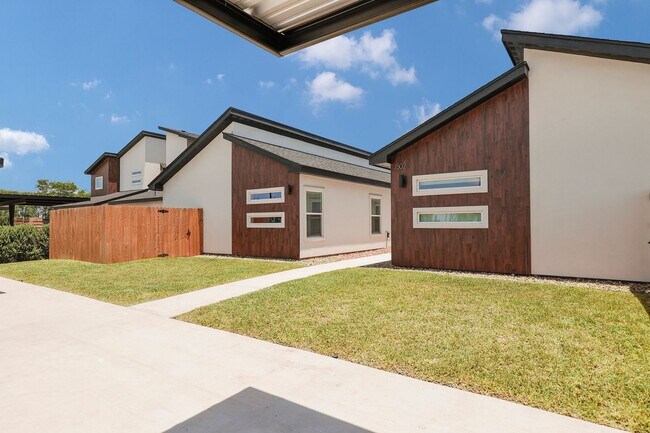 Building Photo - Platinum Apts
