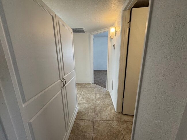 Building Photo - Bright & Spacious 2 Bedroom Condo with Vaulted Ceilings in Phoenix