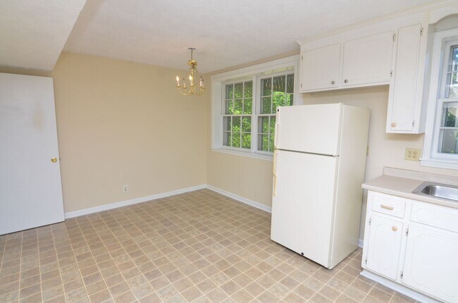 Building Photo - 708 Heidi Ct