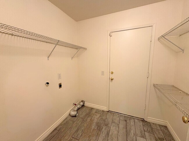 Building Photo - Beautiful Home in a Cul-de sac