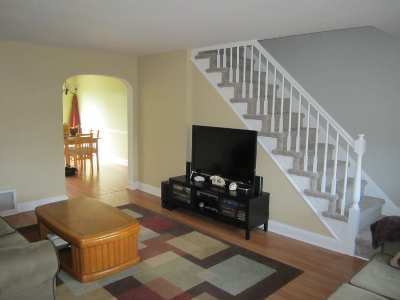 family room 2 - 559 Martin St